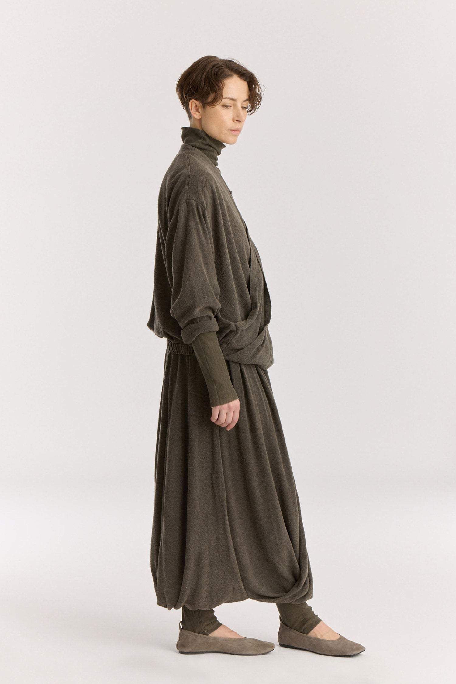 DRAPY SHIRTS / LIMESTONE
Stand collar
A single button closure at the front
Crossed shirts
Double-layered front body
Textured 50% Rayon 50% Cotton
Cold machine or hand wash, tumble dry low or dry flat, no bleach
Style Number: RC-DPS01
Relaxed fit
MADE IN USA