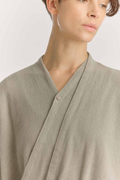 DRAPY SHIRTS / LIMESTONE
Stand collar
A single button closure at the front
Crossed shirts
Double-layered front body
Textured 50% Rayon 50% Cotton
Cold machine or hand wash, tumble dry low or dry flat, no bleach
Style Number: RC-DPS01
Relaxed fit
MADE IN USA
