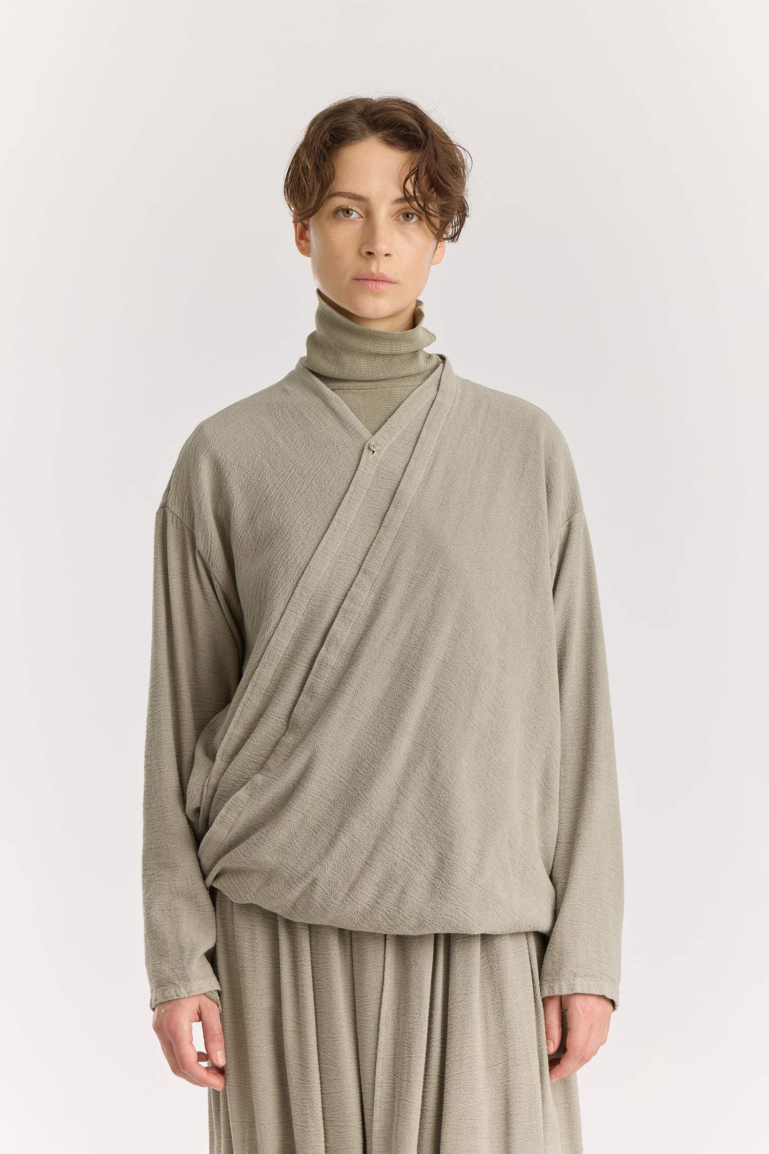 DRAPY SHIRTS / LIMESTONE
Stand collar
A single button closure at the front
Crossed shirts
Double-layered front body
Textured 50% Rayon 50% Cotton
Cold machine or hand wash, tumble dry low or dry flat, no bleach
Style Number: RC-DPS01
Relaxed fit
MADE IN USA