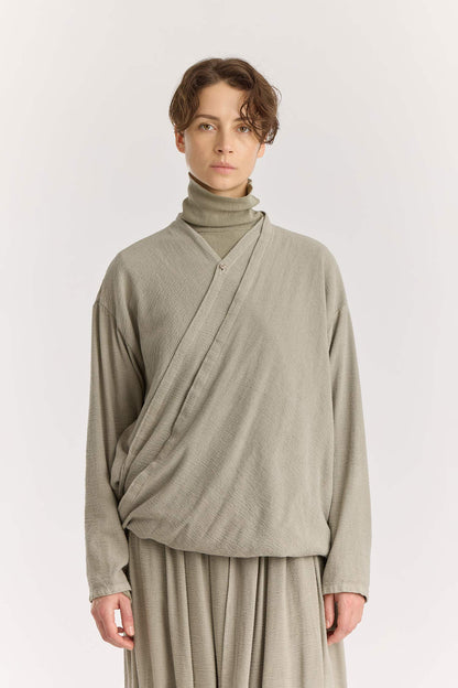 DRAPY SHIRTS / LIMESTONE
Stand collar
A single button closure at the front
Crossed shirts
Double-layered front body
Textured 50% Rayon 50% Cotton
Cold machine or hand wash, tumble dry low or dry flat, no bleach
Style Number: RC-DPS01
Relaxed fit
MADE IN USA