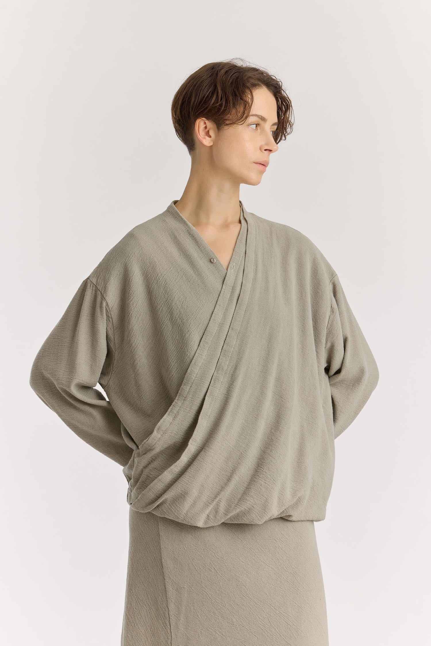 DRAPY SHIRTS / LIMESTONE
Stand collar
A single button closure at the front
Crossed shirts
Double-layered front body
Textured 50% Rayon 50% Cotton
Cold machine or hand wash, tumble dry low or dry flat, no bleach
Style Number: RC-DPS01
Relaxed fit
MADE IN USA