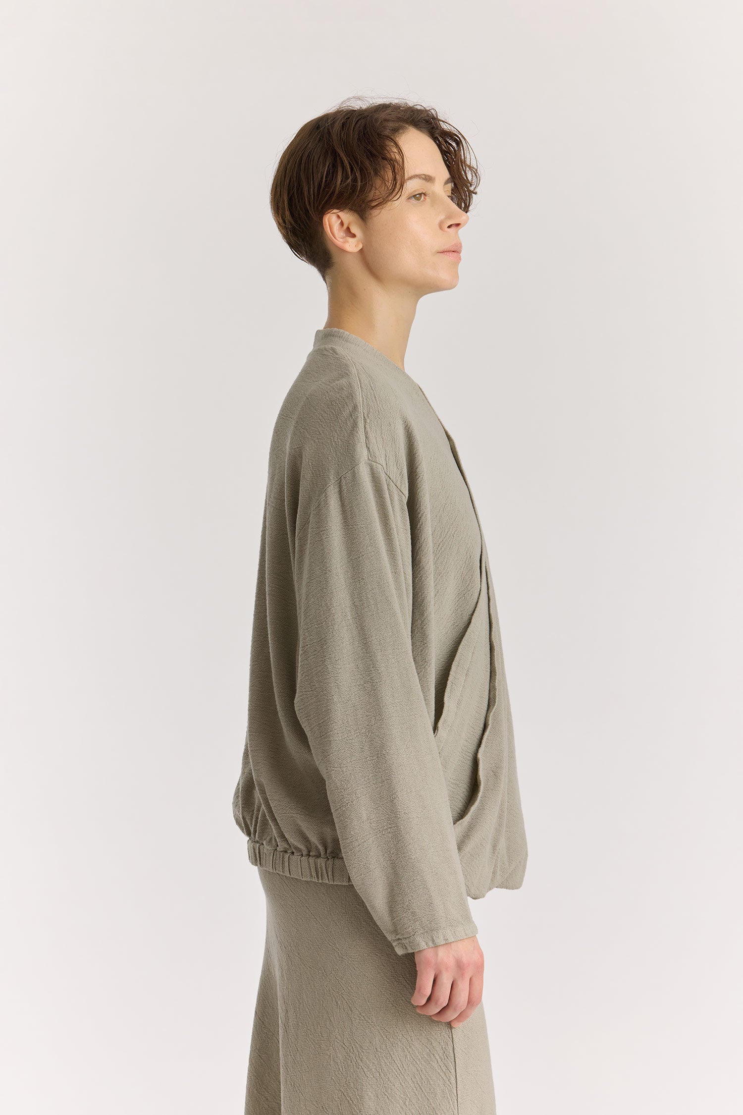 DRAPY SHIRTS / LIMESTONE
Stand collar
A single button closure at the front
Crossed shirts
Double-layered front body
Textured 50% Rayon 50% Cotton
Cold machine or hand wash, tumble dry low or dry flat, no bleach
Style Number: RC-DPS01
Relaxed fit
MADE IN USA