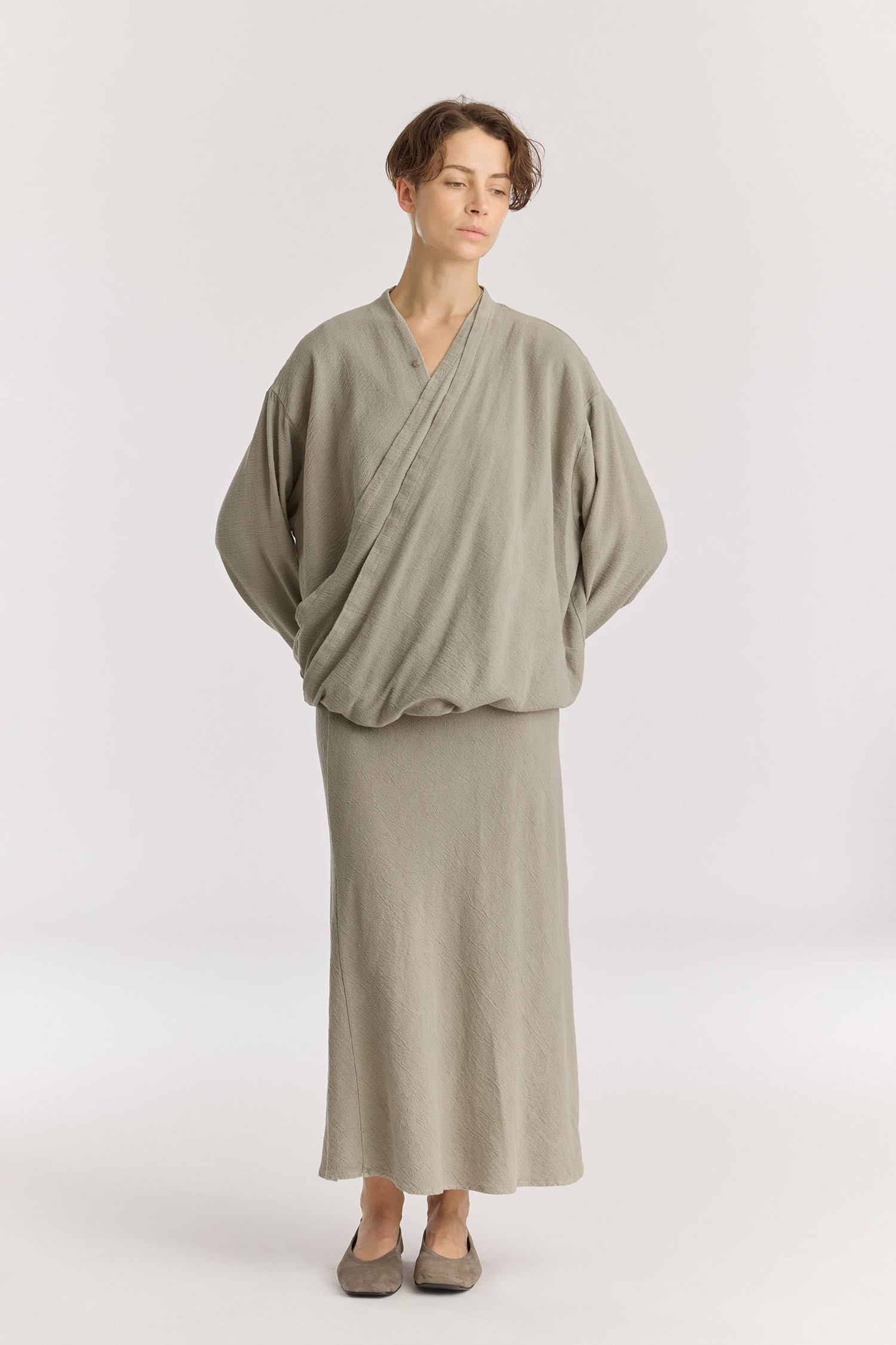 DRAPY SHIRTS / LIMESTONE
Stand collar
A single button closure at the front
Crossed shirts
Double-layered front body
Textured 50% Rayon 50% Cotton
Cold machine or hand wash, tumble dry low or dry flat, no bleach
Style Number: RC-DPS01
Relaxed fit
MADE IN USA