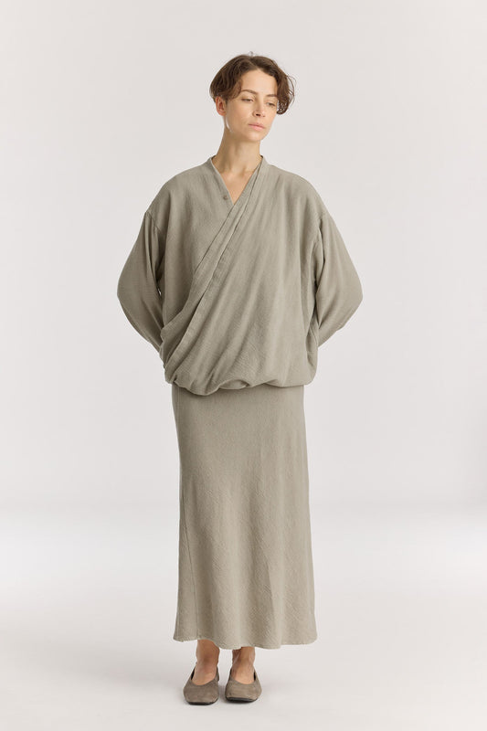 DRAPY SHIRTS / LIMESTONE
Stand collar
A single button closure at the front
Crossed shirts
Double-layered front body
Textured 50% Rayon 50% Cotton
Cold machine or hand wash, tumble dry low or dry flat, no bleach
Style Number: RC-DPS01
Relaxed fit
MADE IN USA