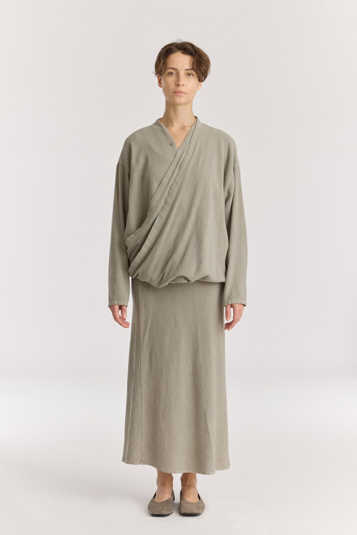 DRAPY SHIRTS / LIMESTONE
Stand collar
A single button closure at the front
Crossed shirts
Double-layered front body
Textured 50% Rayon 50% Cotton
Cold machine or hand wash, tumble dry low or dry flat, no bleach
Style Number: RC-DPS01
Relaxed fit
MADE IN USA