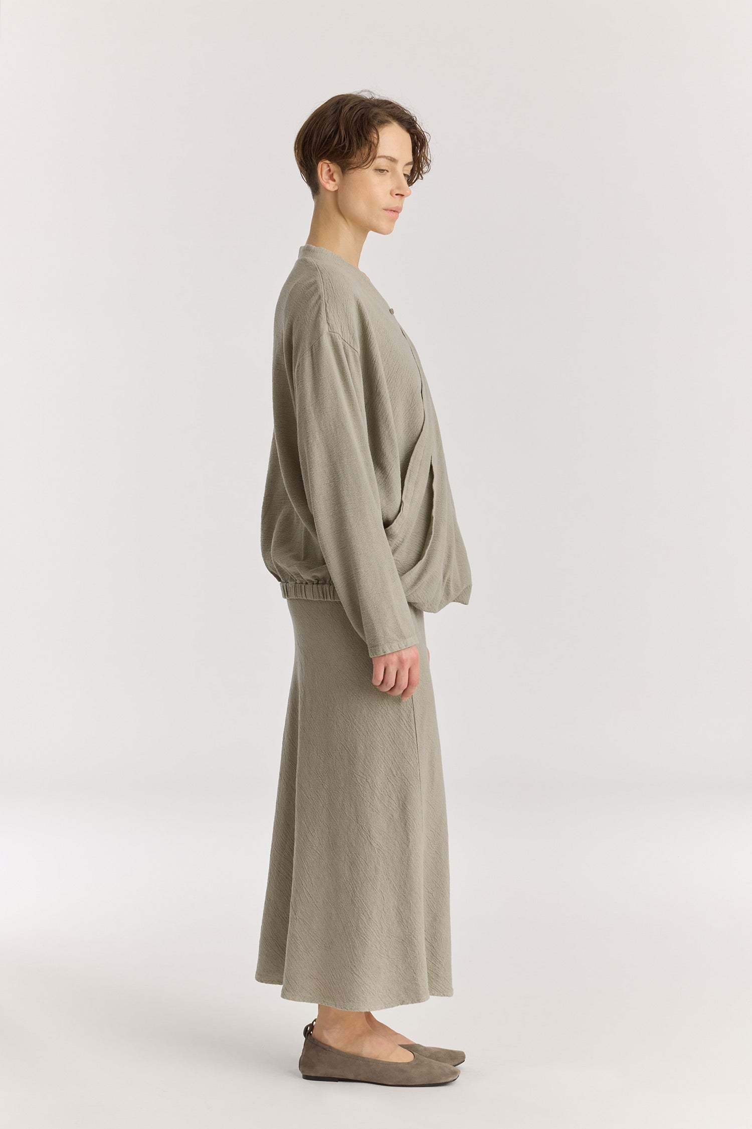 DRAPY SHIRTS / LIMESTONE
Stand collar
A single button closure at the front
Crossed shirts
Double-layered front body
Textured 50% Rayon 50% Cotton
Cold machine or hand wash, tumble dry low or dry flat, no bleach
Style Number: RC-DPS01
Relaxed fit
MADE IN USA