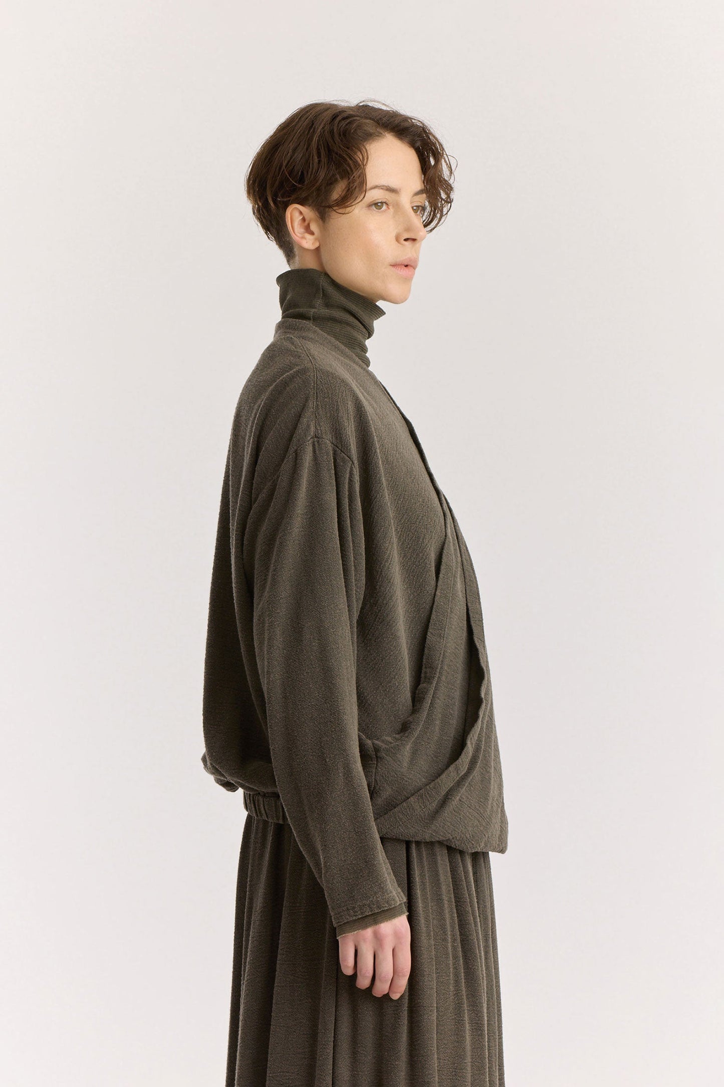 DRAPY SHIRTS / LIMESTONE
Stand collar
A single button closure at the front
Crossed shirts
Double-layered front body
Textured 50% Rayon 50% Cotton
Cold machine or hand wash, tumble dry low or dry flat, no bleach
Style Number: RC-DPS01
Relaxed fit
MADE IN USA