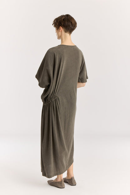 GREEK DRESS / SLATE
Basic crew neck with self-binding
One side seam pocket
Elastic details at the front and back
Inner string across the waist to tie for different silhouette
Textured 50% Rayon 50% Cotton
Cold machine or hand wash, tumble dry low or dry flat, no bleach
Style Number: RC-GD03
Relaxed fit
MADE IN USA