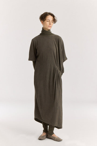 GREEK DRESS / SLATE
Basic crew neck with self-binding
One side seam pocket
Elastic details at the front and back
Inner string across the waist to tie for different silhouette
Textured 50% Rayon 50% Cotton
Cold machine or hand wash, tumble dry low or dry flat, no bleach
Style Number: RC-GD03
Relaxed fit
MADE IN USA