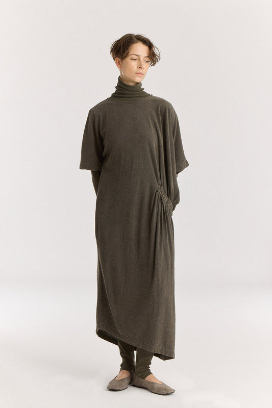 GREEK DRESS / SLATE
Basic crew neck with self-binding
One side seam pocket
Elastic details at the front and back
Inner string across the waist to tie for different silhouette
Textured 50% Rayon 50% Cotton
Cold machine or hand wash, tumble dry low or dry flat, no bleach
Style Number: RC-GD03
Relaxed fit
MADE IN USA