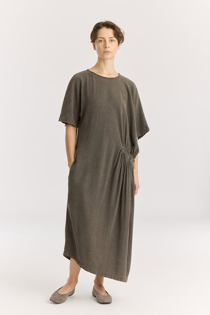 GREEK DRESS / SLATE
Basic crew neck with self-binding
One side seam pocket
Elastic details at the front and back
Inner string across the waist to tie for different silhouette
Textured 50% Rayon 50% Cotton
Cold machine or hand wash, tumble dry low or dry flat, no bleach
Style Number: RC-GD03
Relaxed fit
MADE IN USA