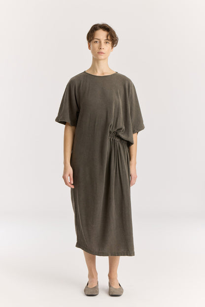 GREEK DRESS / SLATE
Basic crew neck with self-binding
One side seam pocket
Elastic details at the front and back
Inner string across the waist to tie for different silhouette
Textured 50% Rayon 50% Cotton
Cold machine or hand wash, tumble dry low or dry flat, no bleach
Style Number: RC-GD03
Relaxed fit
MADE IN USA