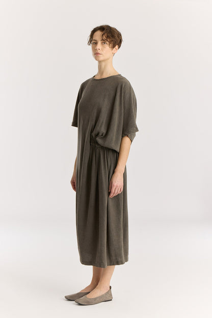 GREEK DRESS / SLATE
Basic crew neck with self-binding
One side seam pocket
Elastic details at the front and back
Inner string across the waist to tie for different silhouette
Textured 50% Rayon 50% Cotton
Cold machine or hand wash, tumble dry low or dry flat, no bleach
Style Number: RC-GD03
Relaxed fit
MADE IN USA