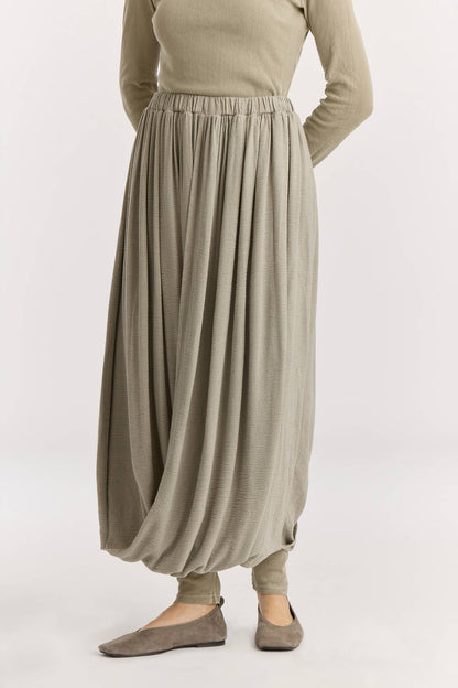 DOUBLE LAYERED DRAPY SKIRT / LIMESTONE
Elasticized waistband
Shirred details across the waist
Double-layered
Textured 50% Rayon 50% Cotton
Cold machine or hand wash, tumble dry low or dry flat, no bleach
Style Number: RC-GS02
Relaxed fit
Made in USA