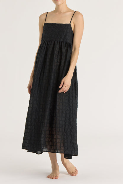 RIPPLE FINISH STRAP DRESS / BLACK