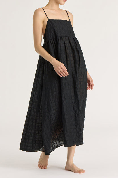 RIPPLE FINISH STRAP DRESS / BLACK