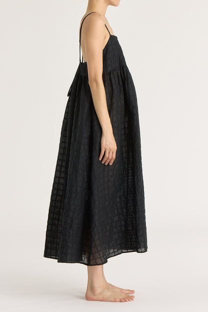 RIPPLE FINISH STRAP DRESS / BLACK