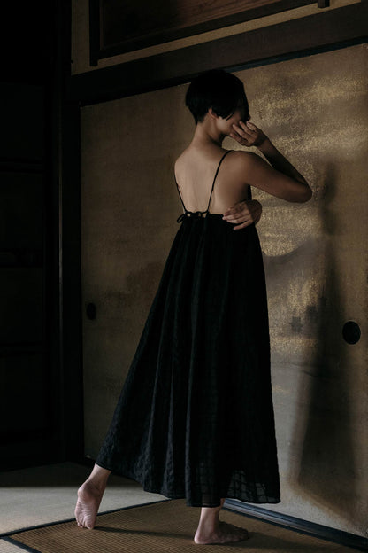 RIPPLE FINISH STRAP DRESS / BLACK