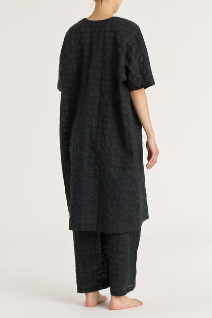 RIPPLE FINISH V-NECK DRESS / BLACK