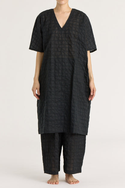 RIPPLE FINISH V-NECK DRESS / BLACK