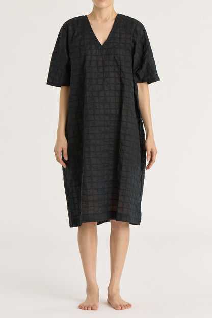 RIPPLE FINISH V-NECK DRESS / BLACK