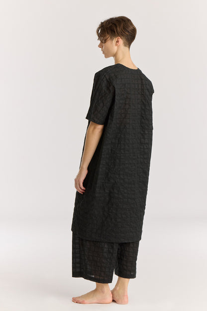 RIPPLE FINISH V-NECK DRESS / BLACK