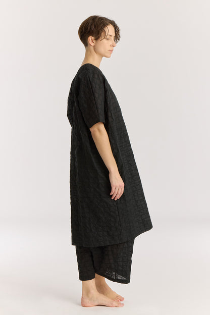 RIPPLE FINISH V-NECK DRESS / BLACK
