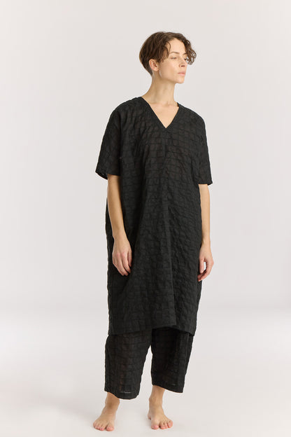 RIPPLE FINISH V-NECK DRESS / BLACK