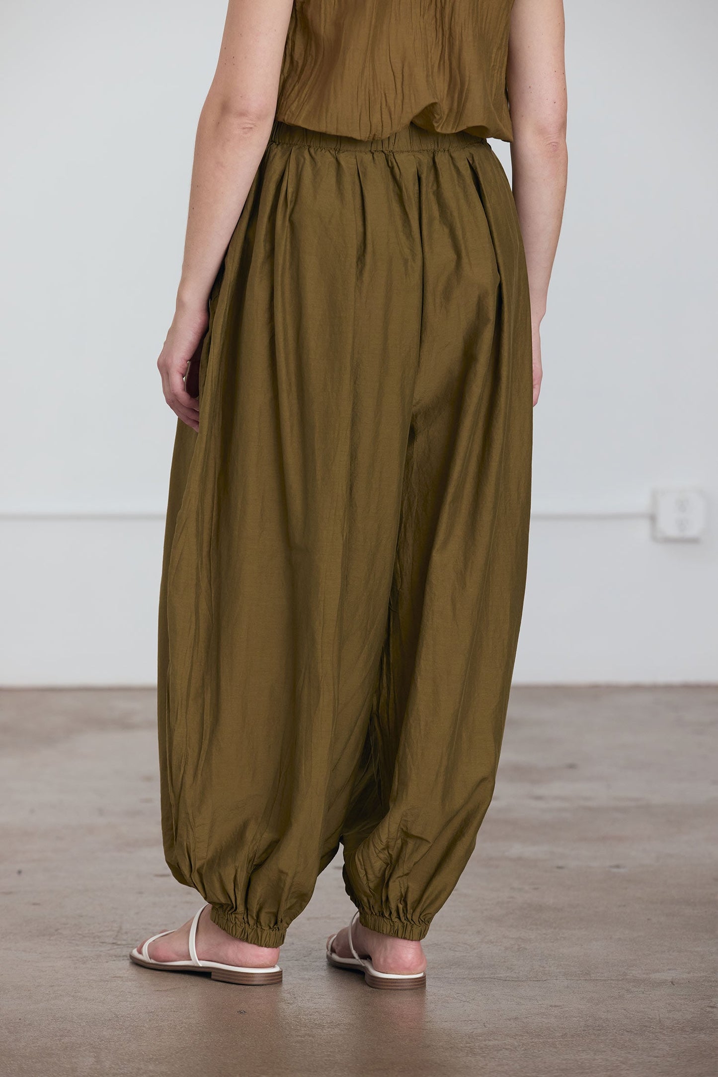 AKARI PANTS / DK. OLIVE