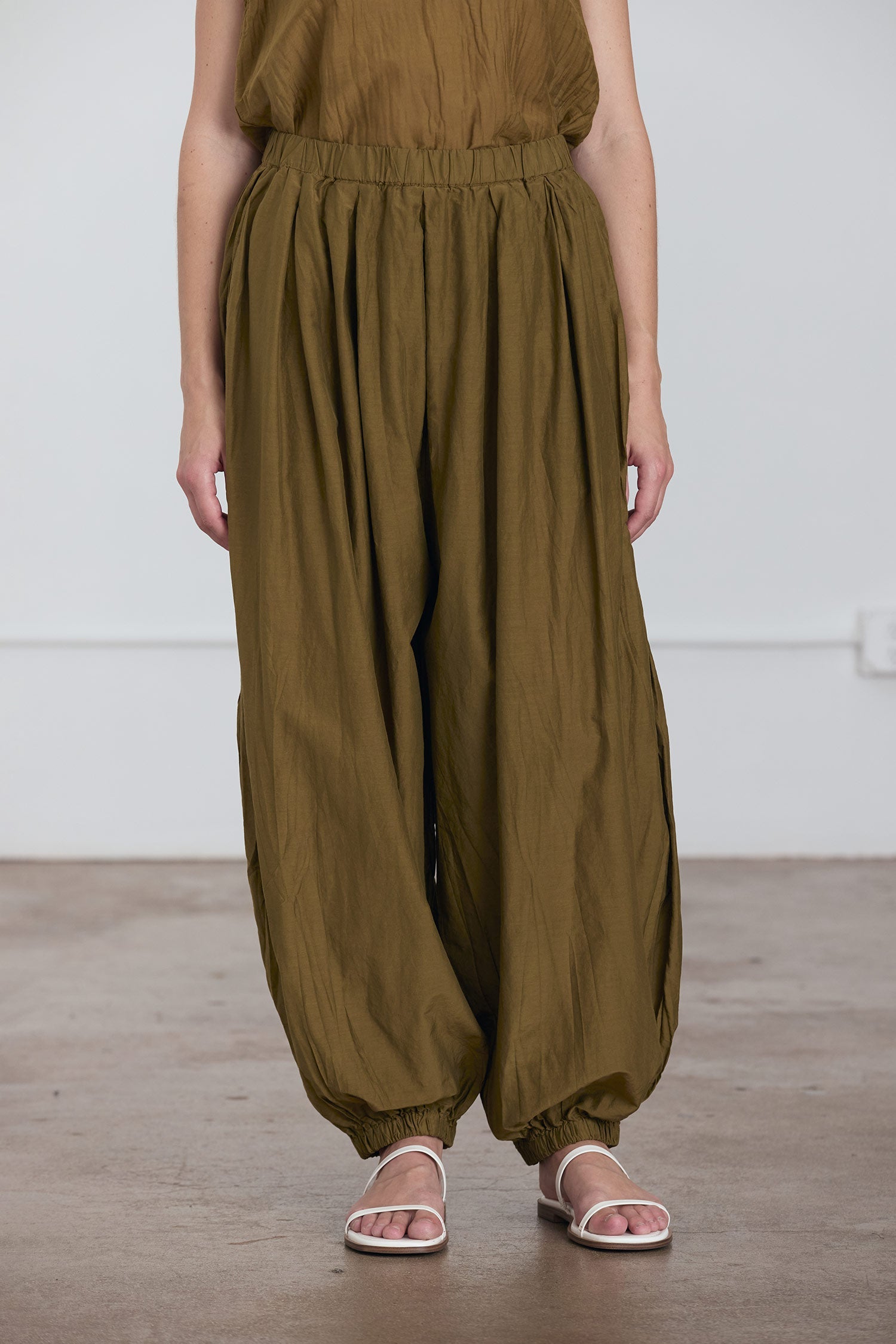 AKARI PANTS / DK. OLIVE – BLACK CRANE