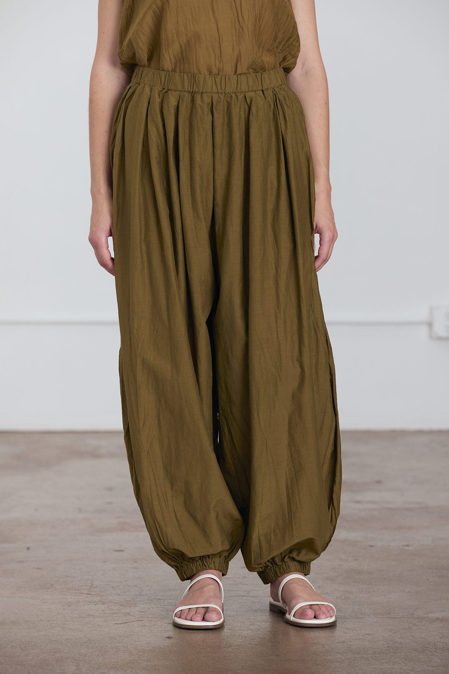 AKARI PANTS / DK. OLIVE