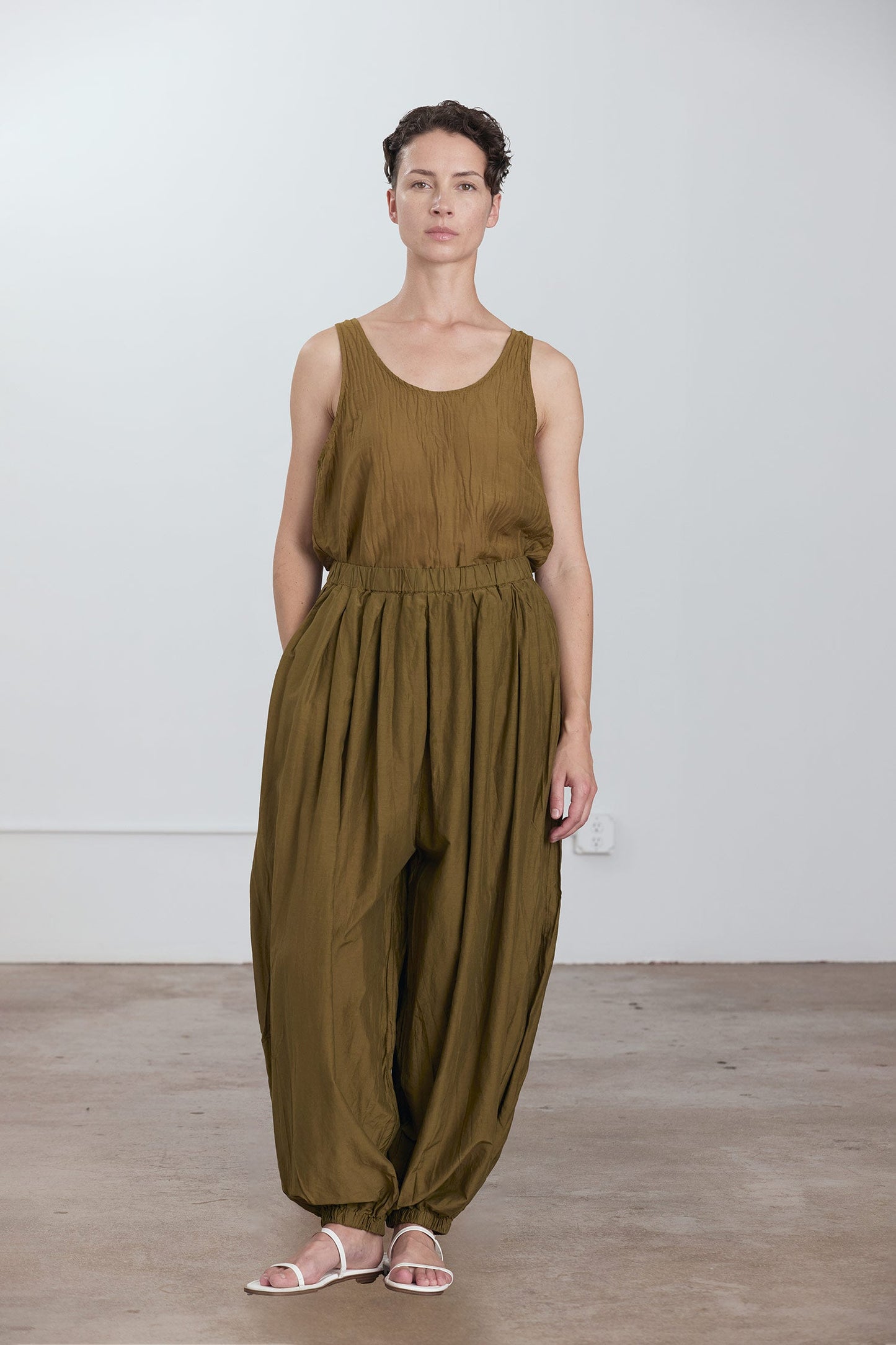 AKARI PANTS / DK. OLIVE