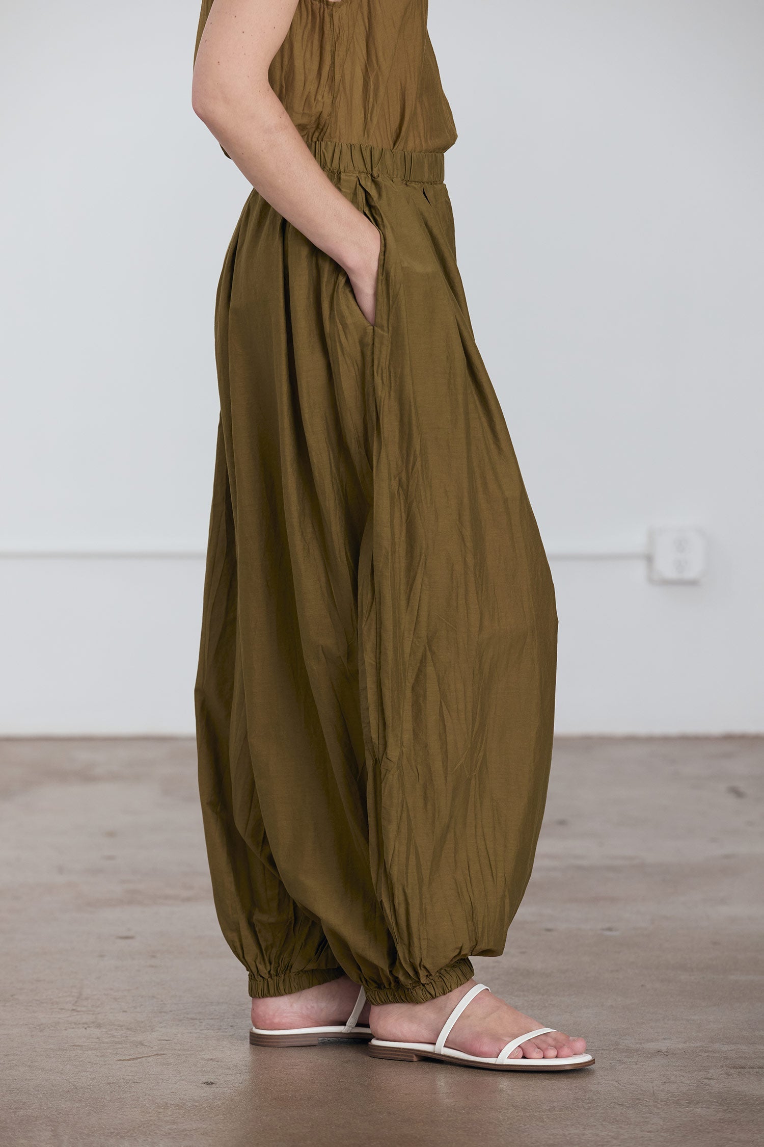 AKARI PANTS / DK. OLIVE – BLACK CRANE