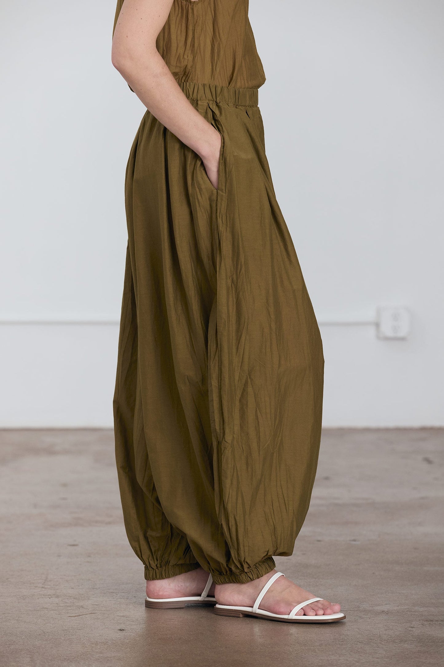 AKARI PANTS / DK. OLIVE
