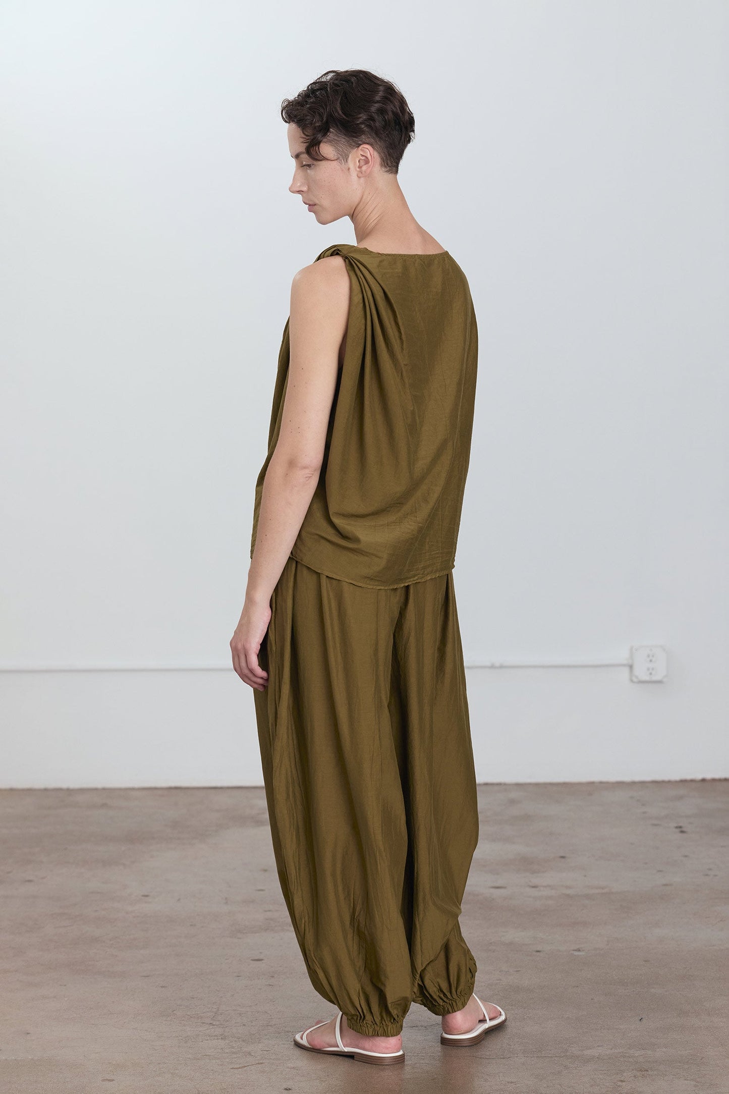 TWISTED TANK TOP / DK. OLIVE