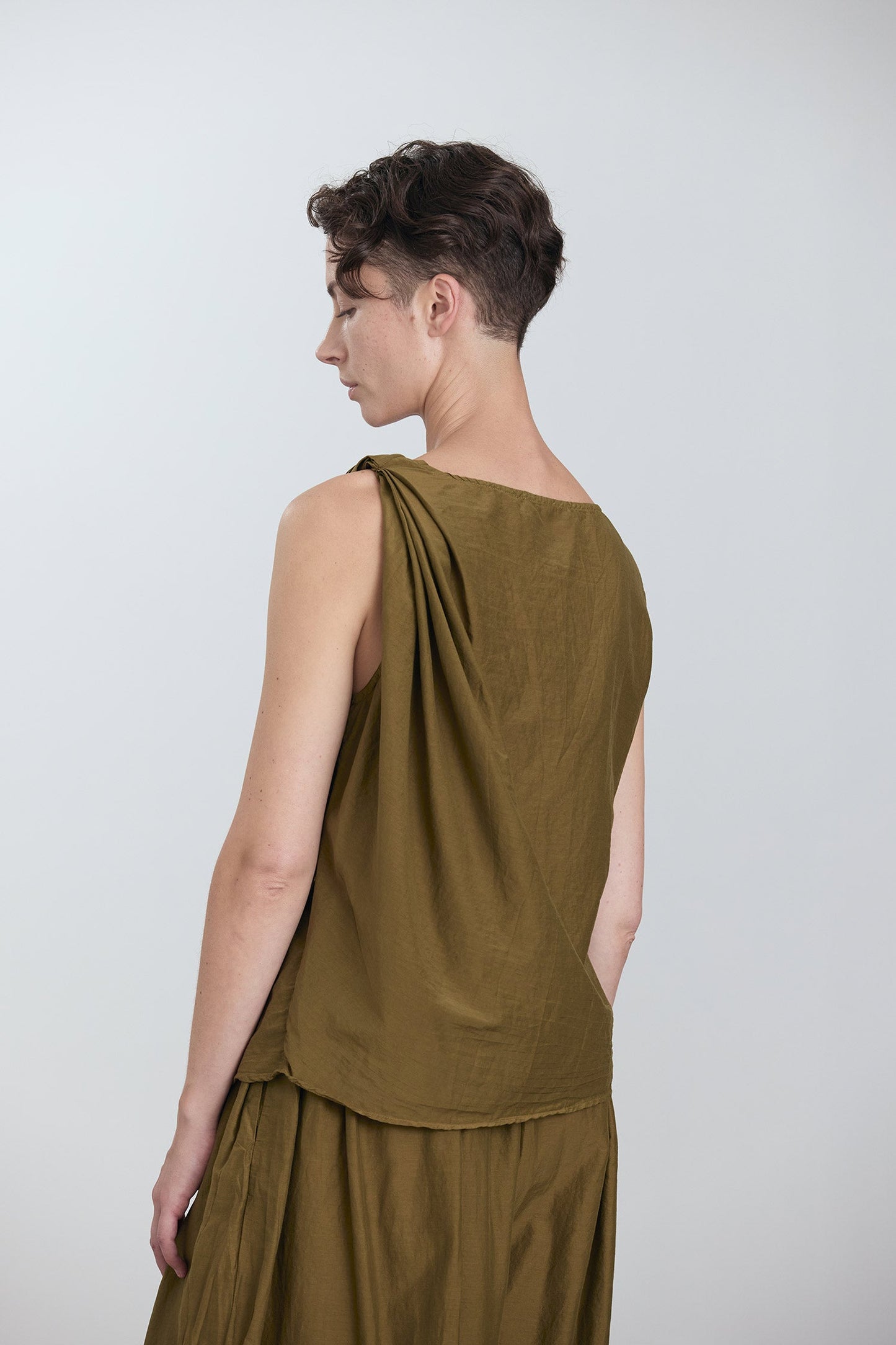 TWISTED TANK TOP / DK. OLIVE