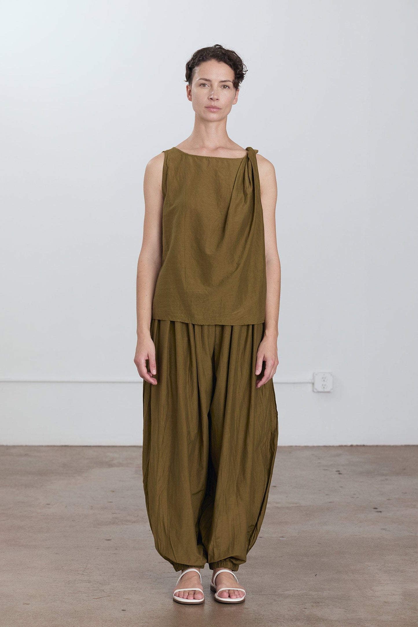 TWISTED TANK TOP / DK. OLIVE