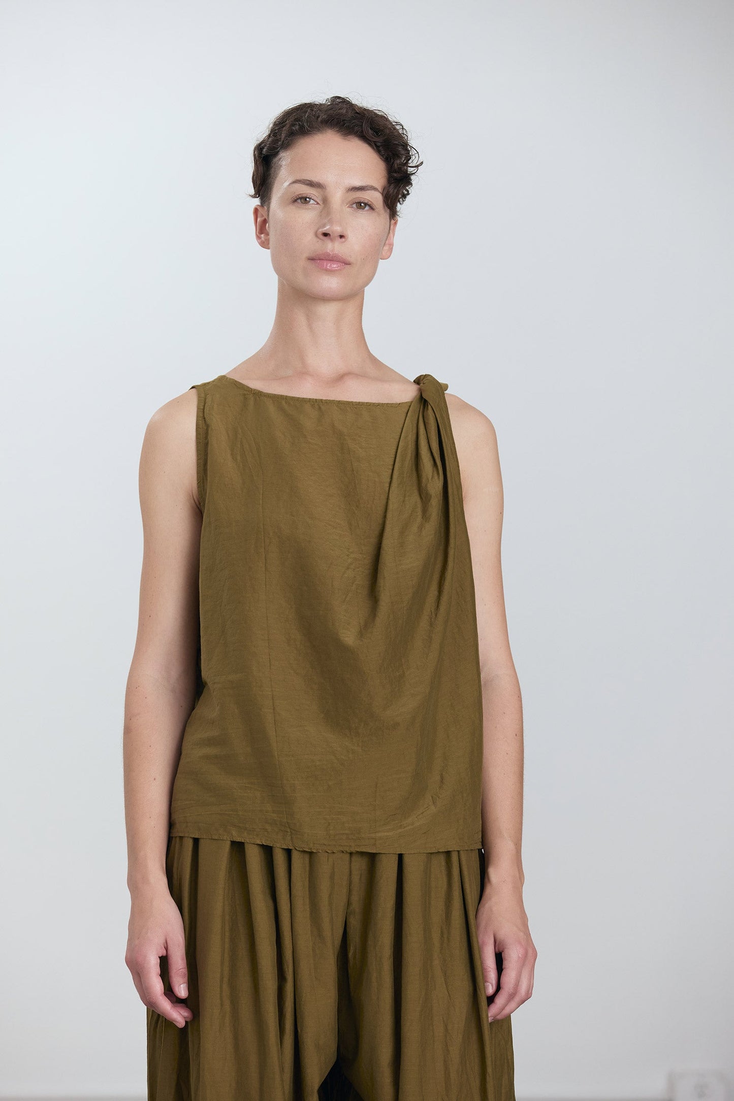 TWISTED TANK TOP / DK. OLIVE
