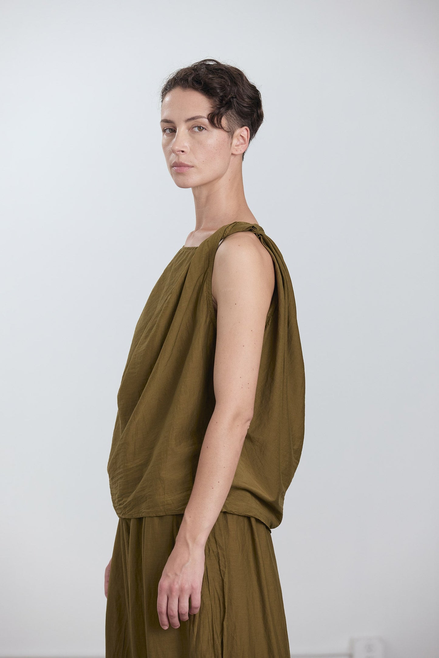 TWISTED TANK TOP / DK. OLIVE
