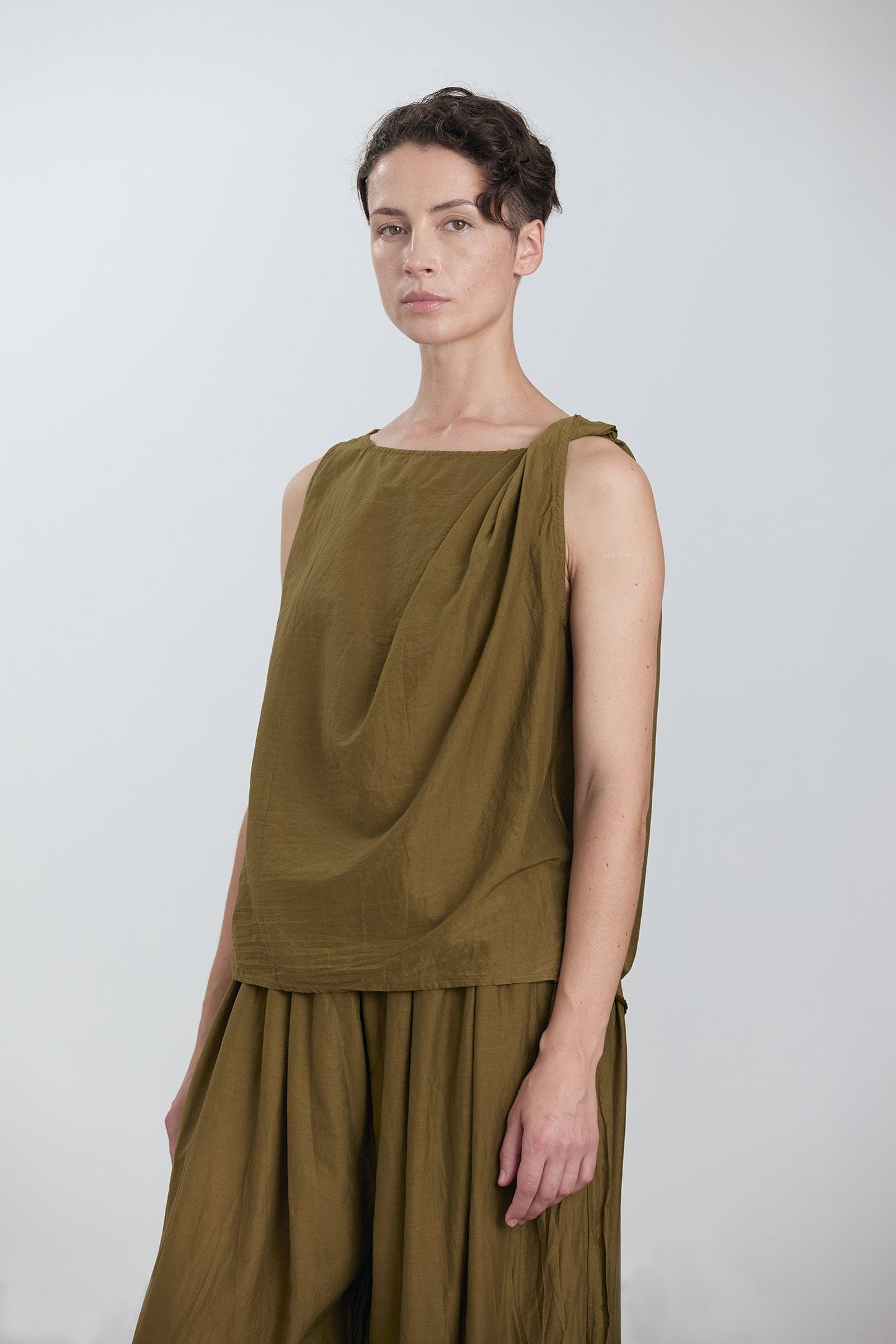 TWISTED TANK TOP / DK. OLIVE