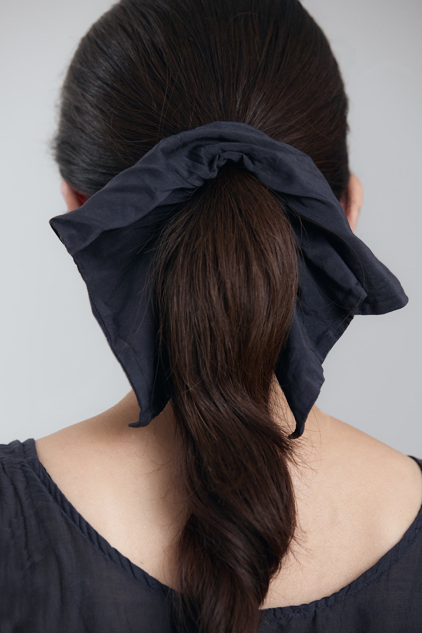 SQUARE SILK COTTON SCRUNCHIES / FADED BLACK