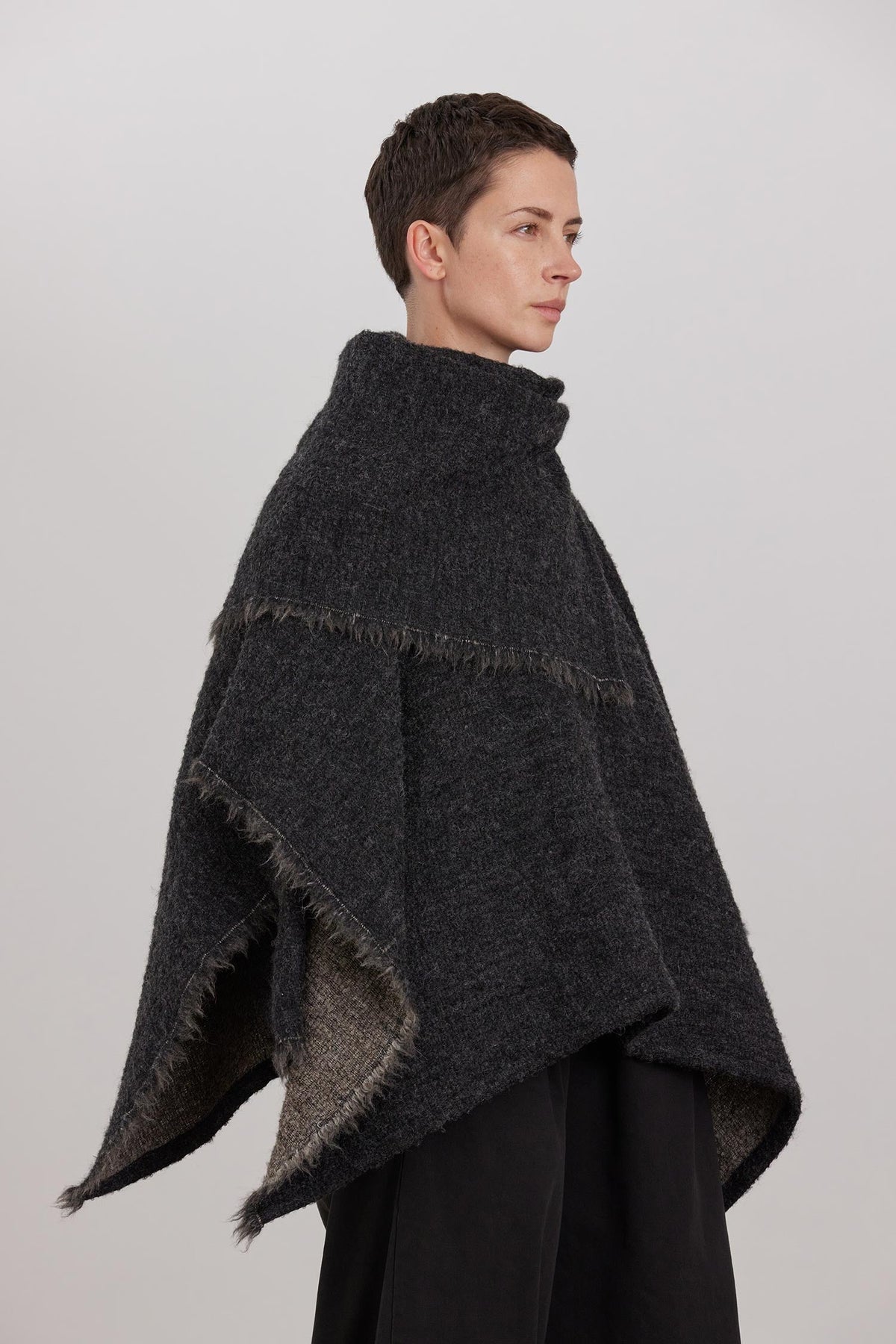 ALPACA SHORT PONCHO / DK. GREY