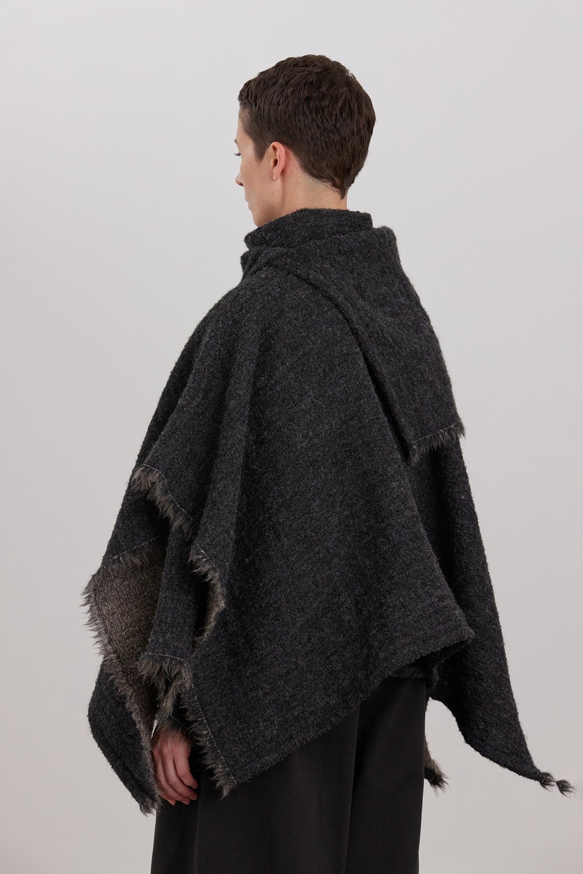 ALPACA SHORT PONCHO / DK. GREY