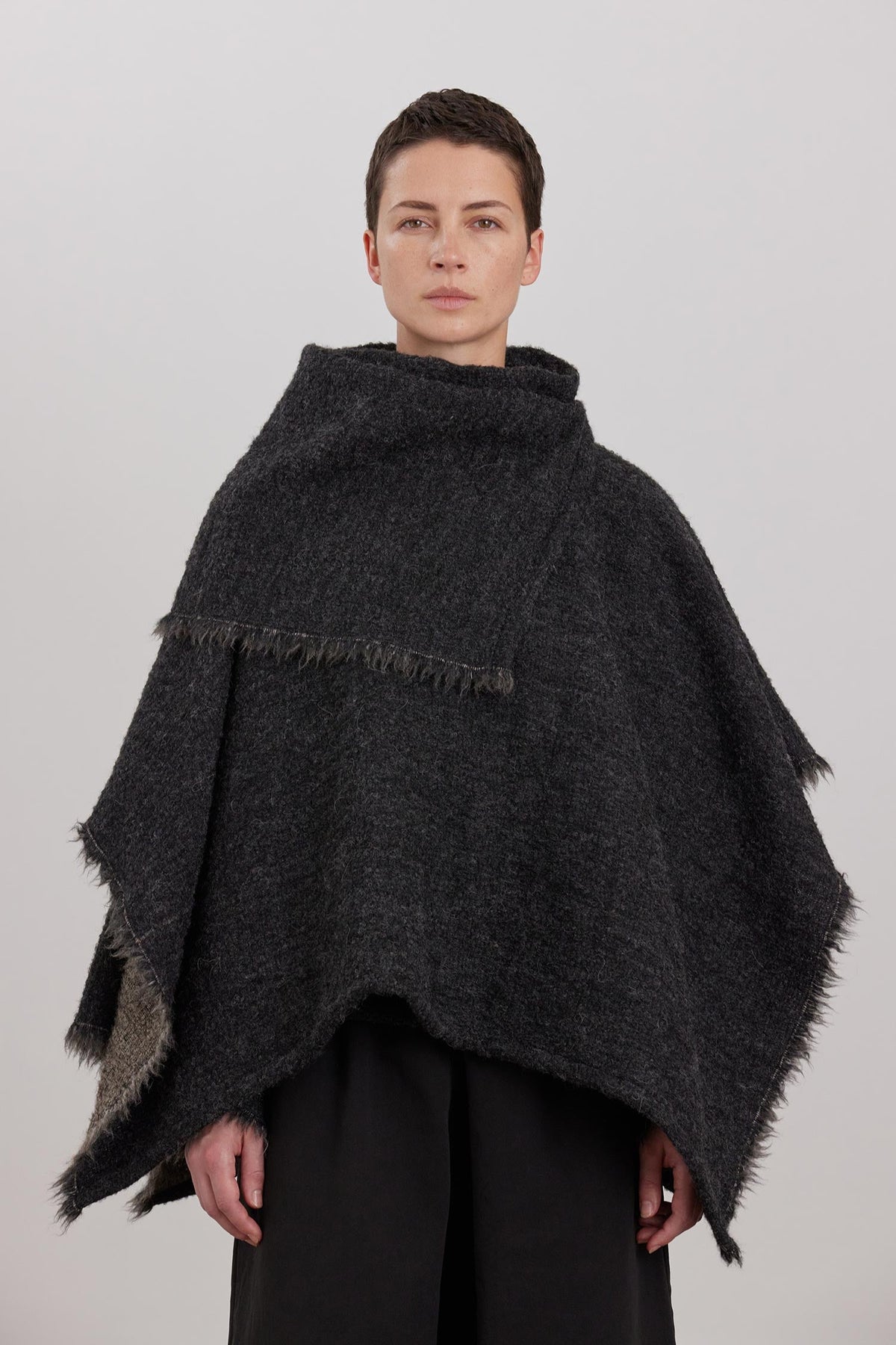ALPACA SHORT PONCHO / DK. GREY