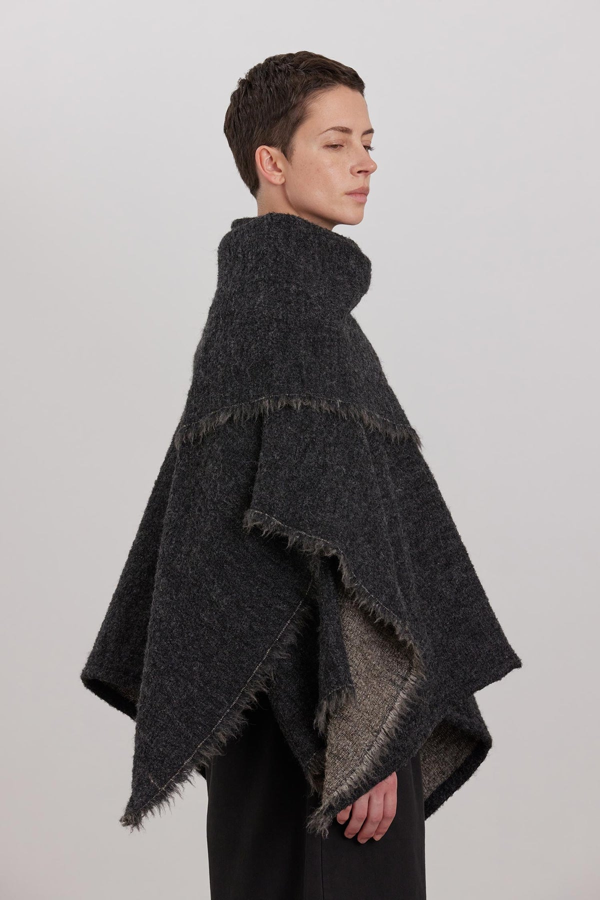 ALPACA SHORT PONCHO / DK. GREY