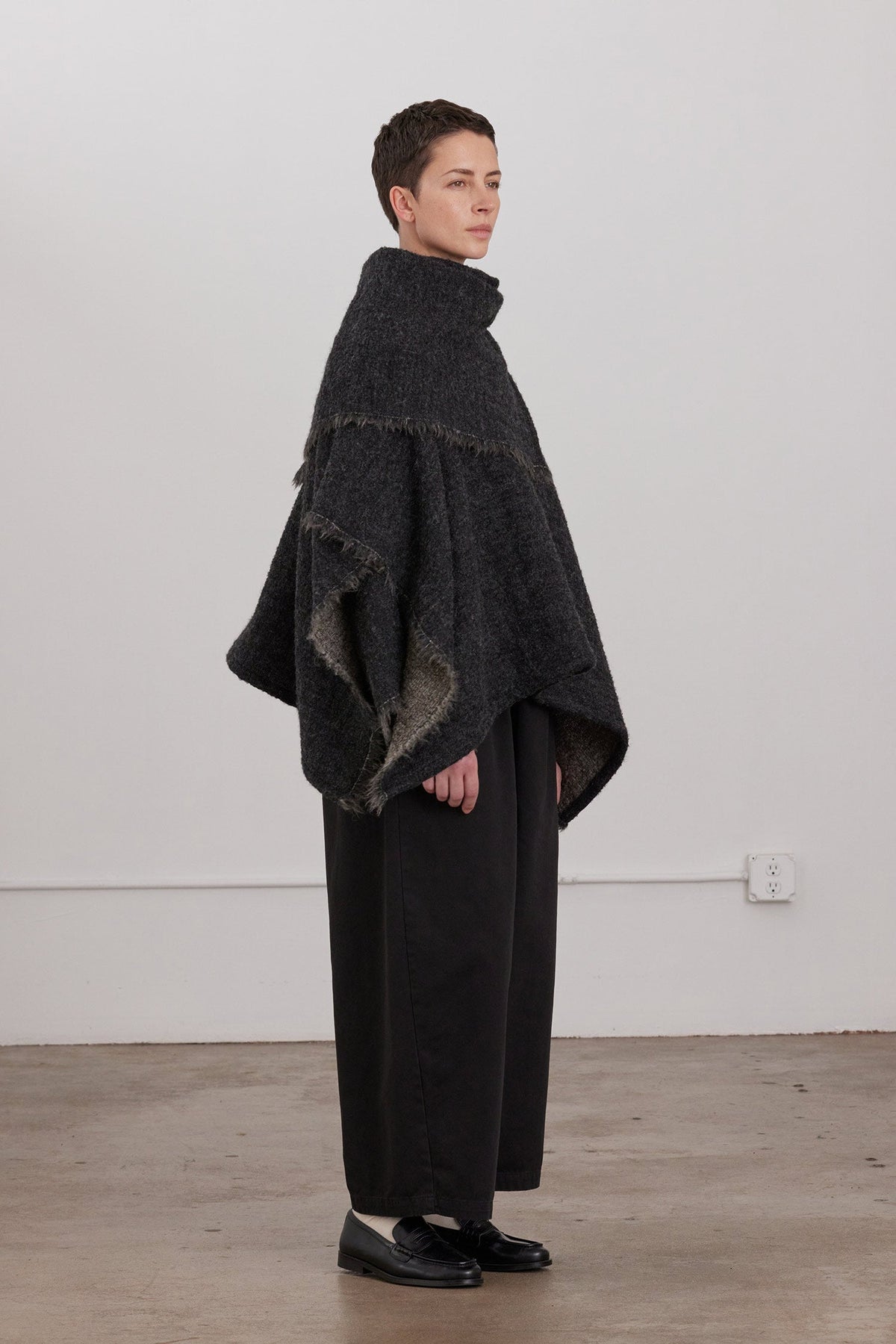 ALPACA SHORT PONCHO / DK. GREY