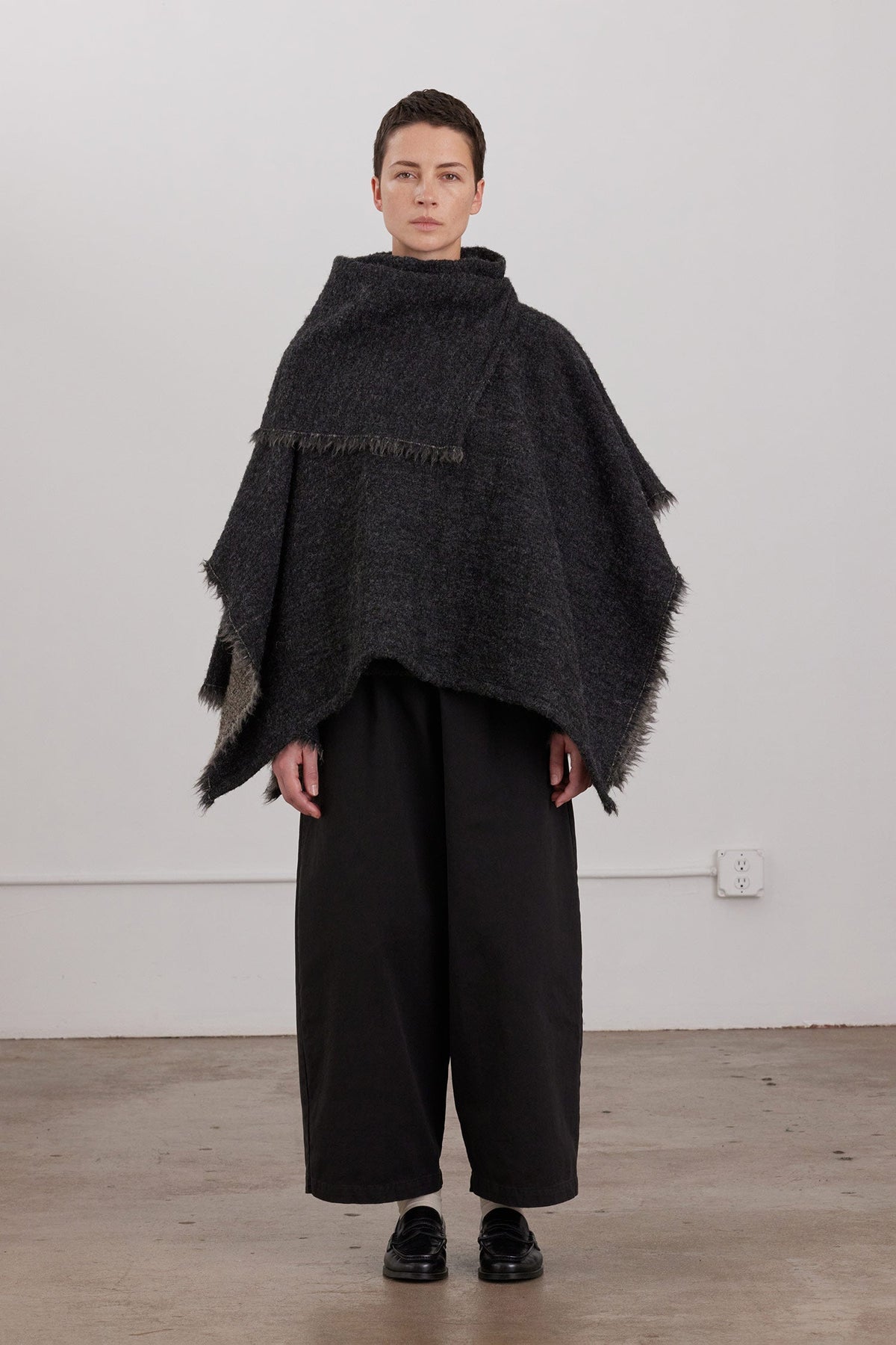 ALPACA SHORT PONCHO / DK. GREY
