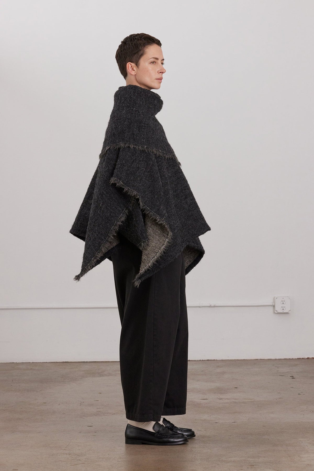 ALPACA SHORT PONCHO / DK. GREY