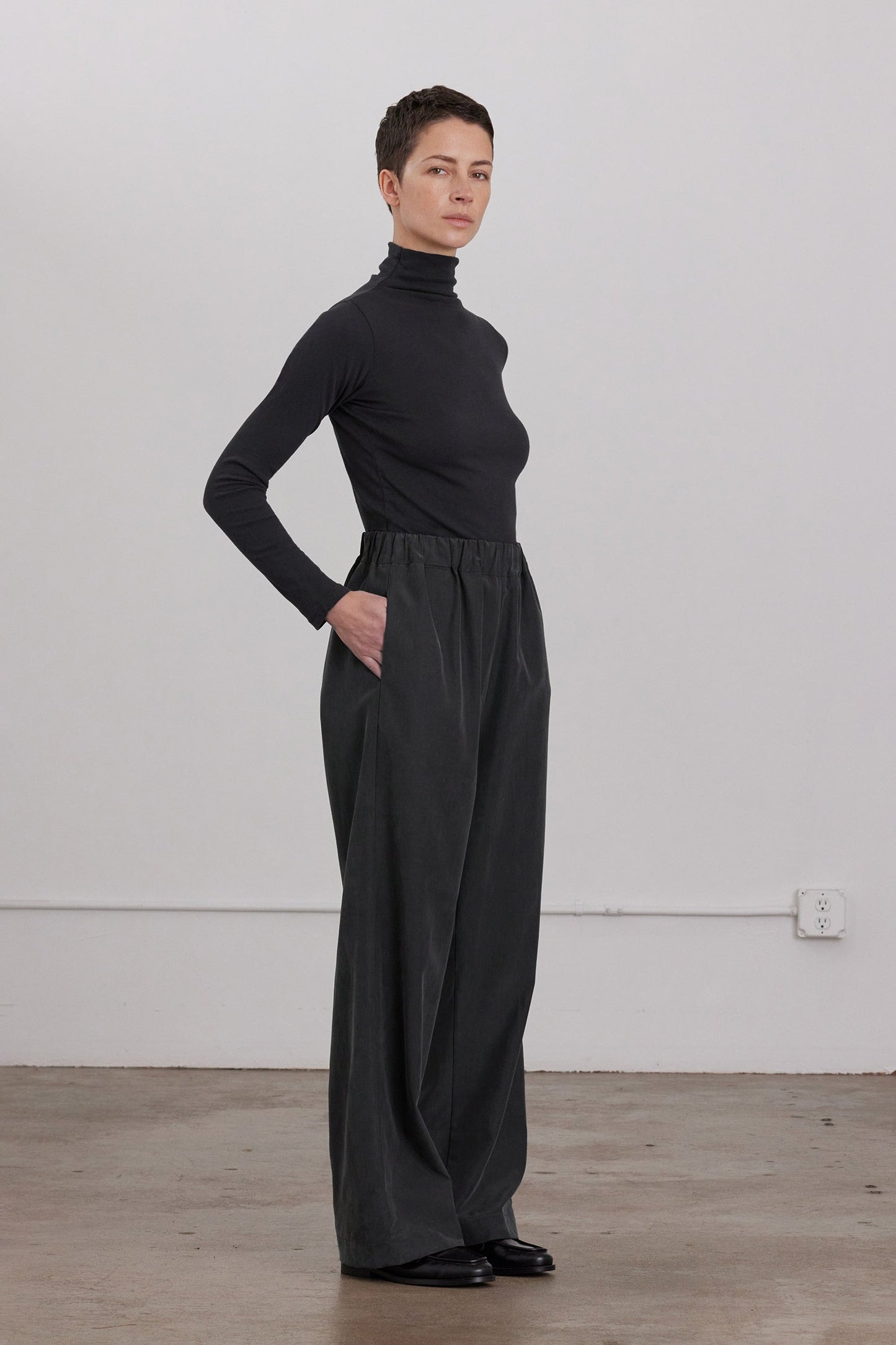 STRAIGHT PANTS / BLACK