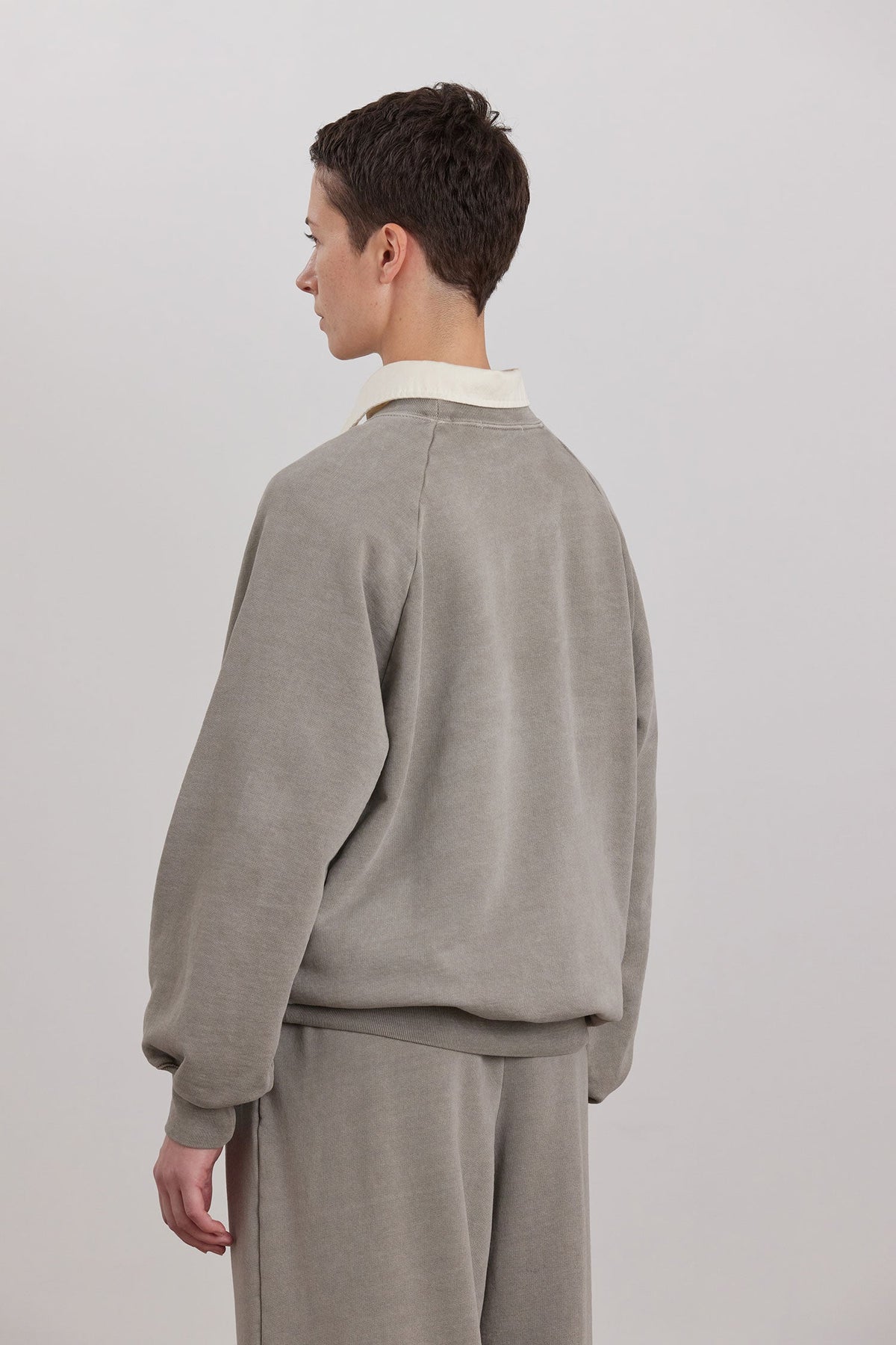 ORGANIC COTTON CASHMERE RAGLAN SWEATSHIRT / STONE